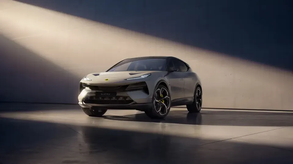 Elettronauti - Lotus Eletre 600 - Giallo - Esterno - Vista anteriore a tre quarti