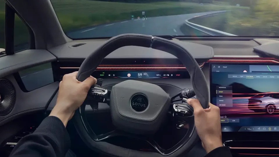 Elettronauti - Lotus Eletre 600 - Infotainment - Vista della plancia