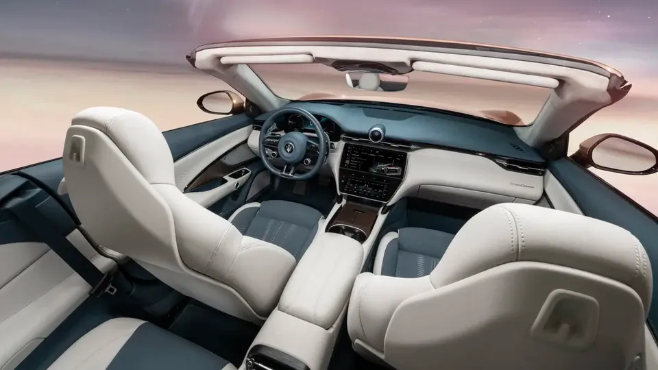 Elettronauti - Maserati GranCabrio Folgore - Bianco - Interni - Vista della plancia