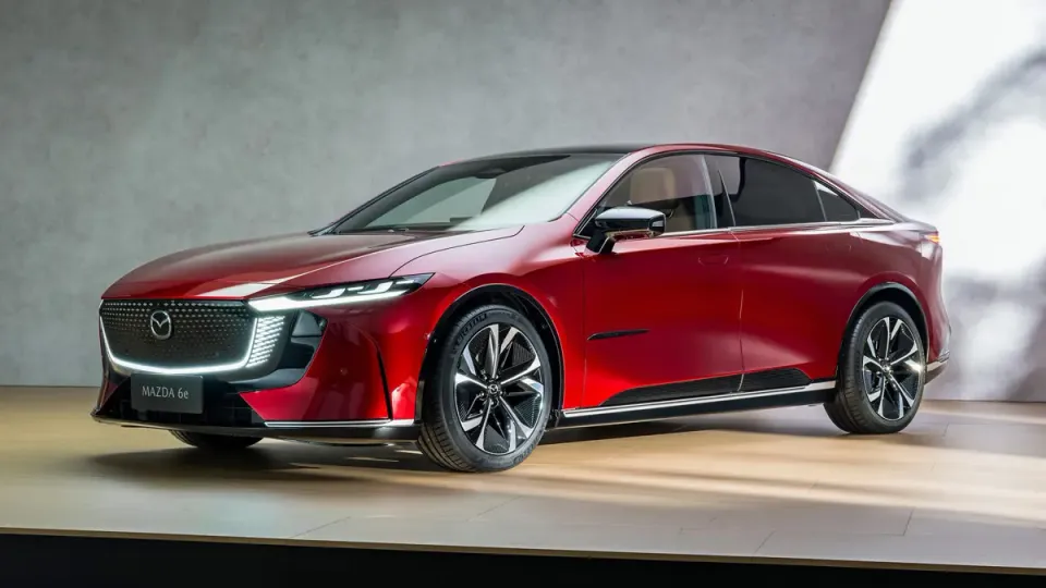 Elettronauti - Mazda 6e Long Range RWD - Grigio - Esterno - Vista anteriore a tre quarti