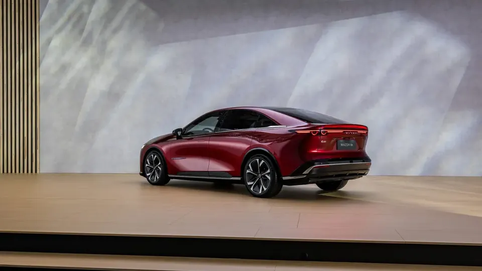 Elettronauti - Mazda 6e Long Range RWD - Grigio - Esterno - Vista anteriore a tre quarti