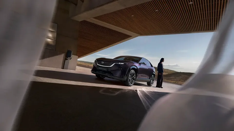 Elettronauti - Mazda CX-6e Standard Range RWD - Bianco - Esterno - Vista anteriore a tre quarti