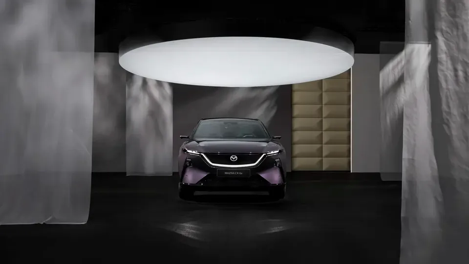 Elettronauti - Mazda CX-6e Standard Range RWD - Bianco - Esterno - Vista anteriore a tre quarti
