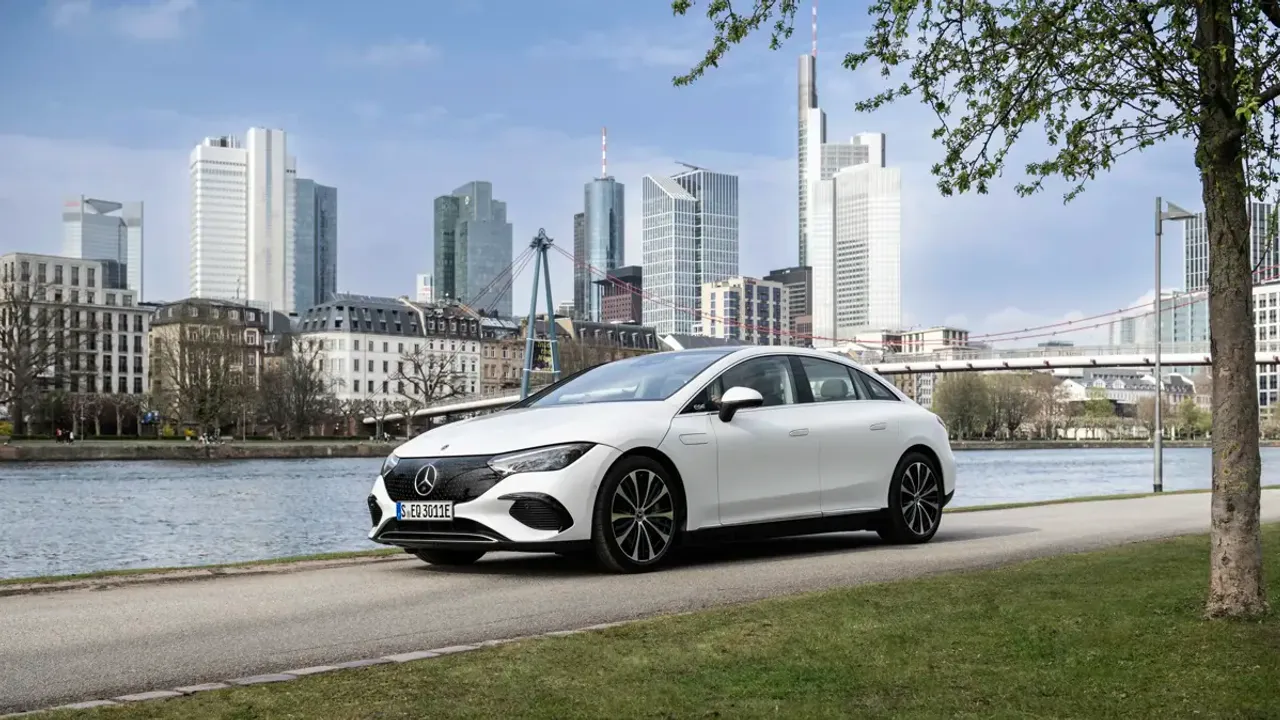 Elettronauti - Mercedes-Benz EQE 350 4MATIC - Grigio - Esterno - Vista anteriore a tre quarti