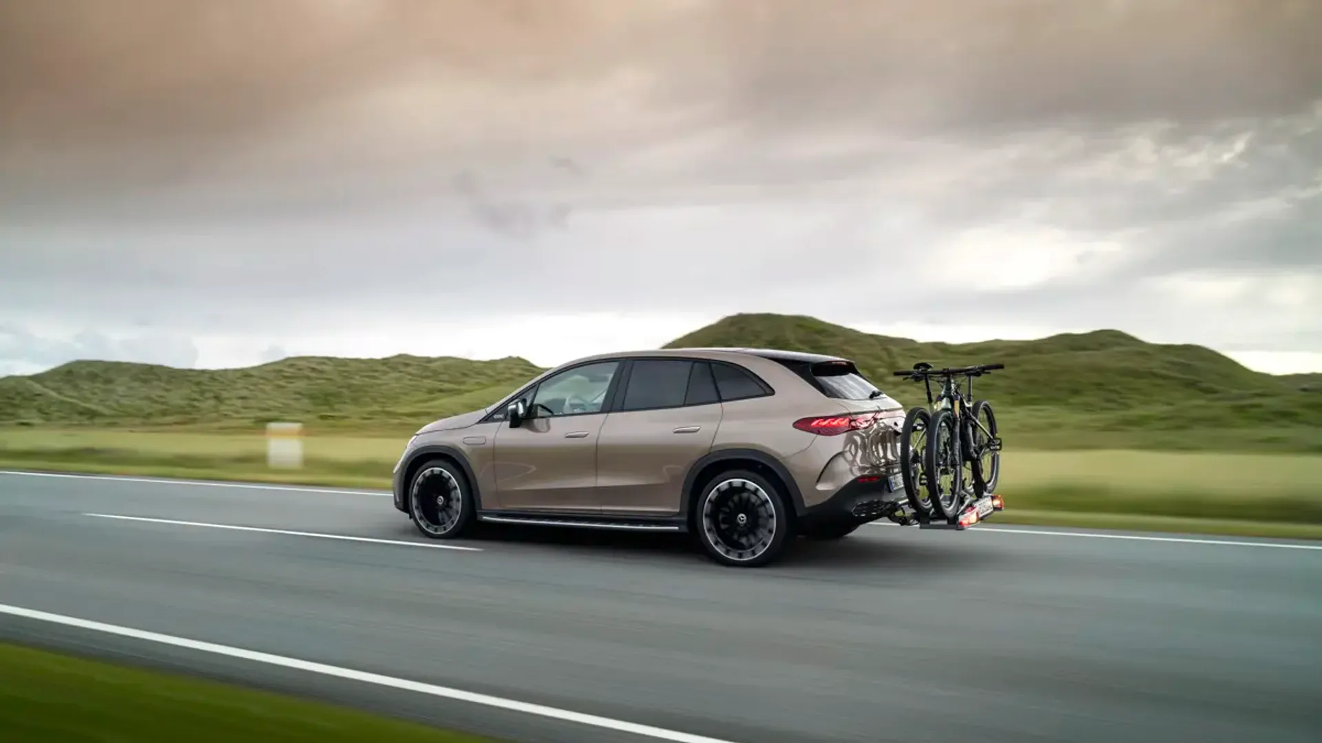Elettronauti - Mercedes-Benz EQE SUV 500 4MATIC - Argento - Esterno - Vista anteriore a tre quarti