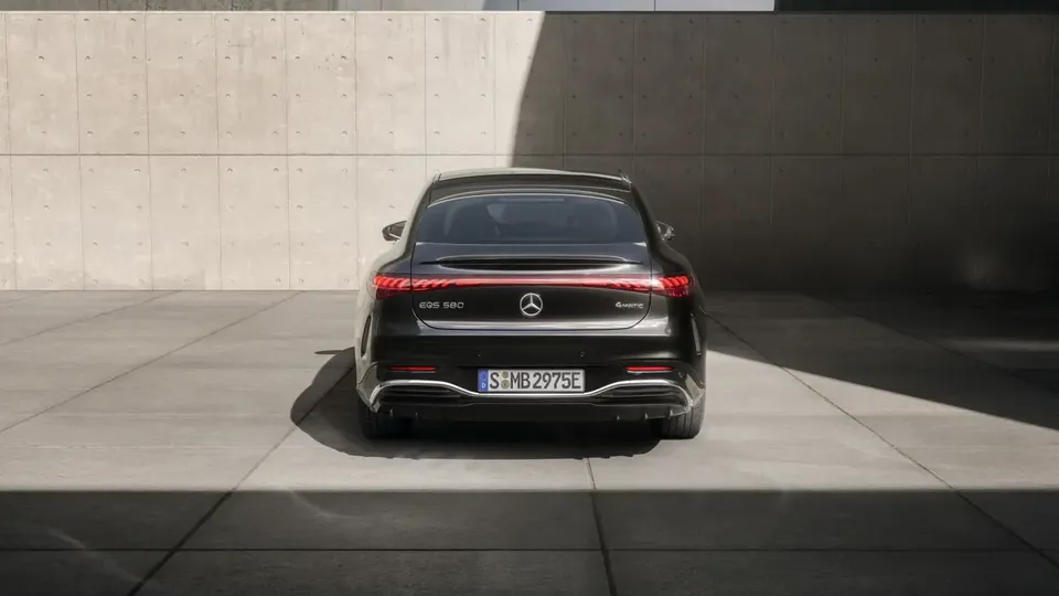 Elettronauti - Mercedes-Benz EQS 400 (MY26) - Nero - Esterno - Vista anteriore a tre quarti