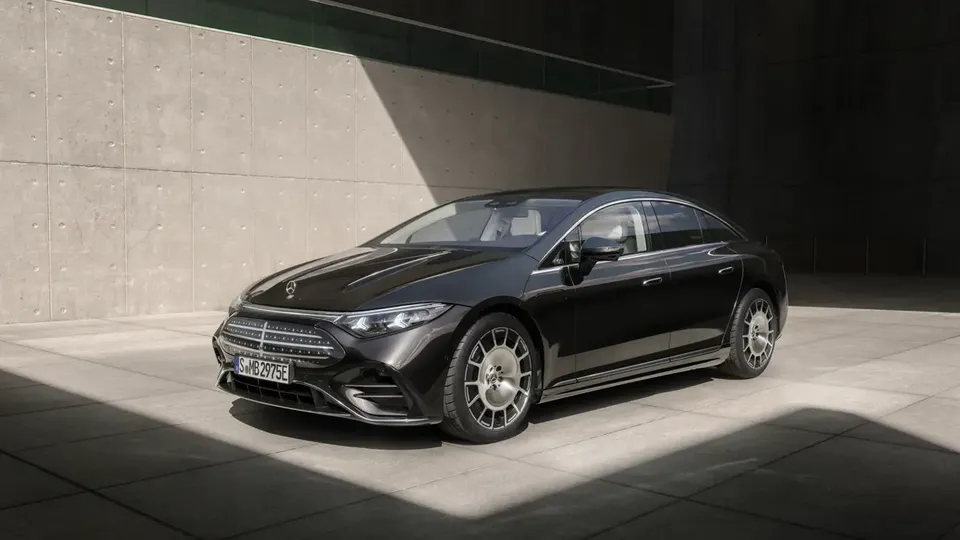 Elettronauti - Mercedes-Benz EQS 400 (MY26) - Dark Grey - Esterno - Vista anteriore a tre quarti