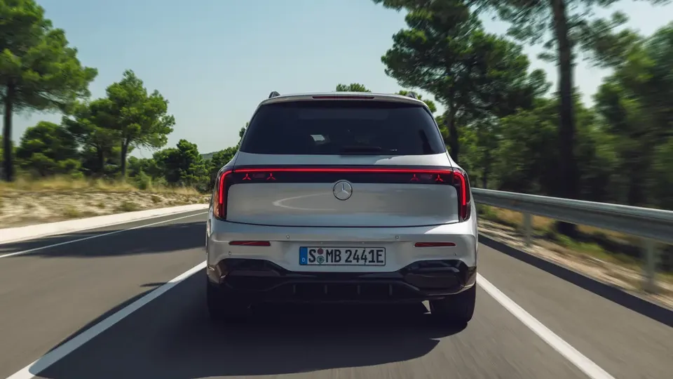 Elettronauti - Mercedes-Benz GLB 250+ - Grigio - Esterno - Vista anteriore a tre quarti