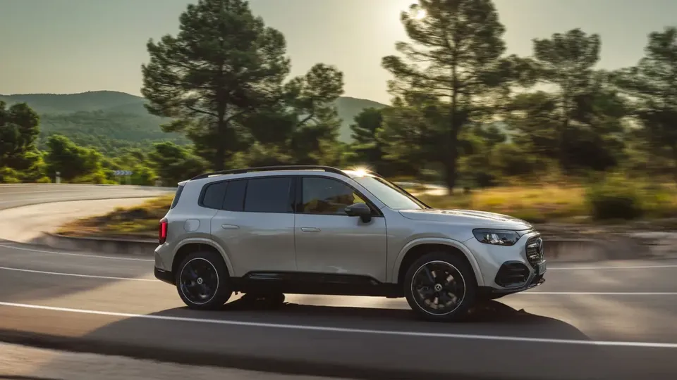 Elettronauti - Mercedes-Benz GLB 250+ - Grigio - Esterno - Vista anteriore a tre quarti
