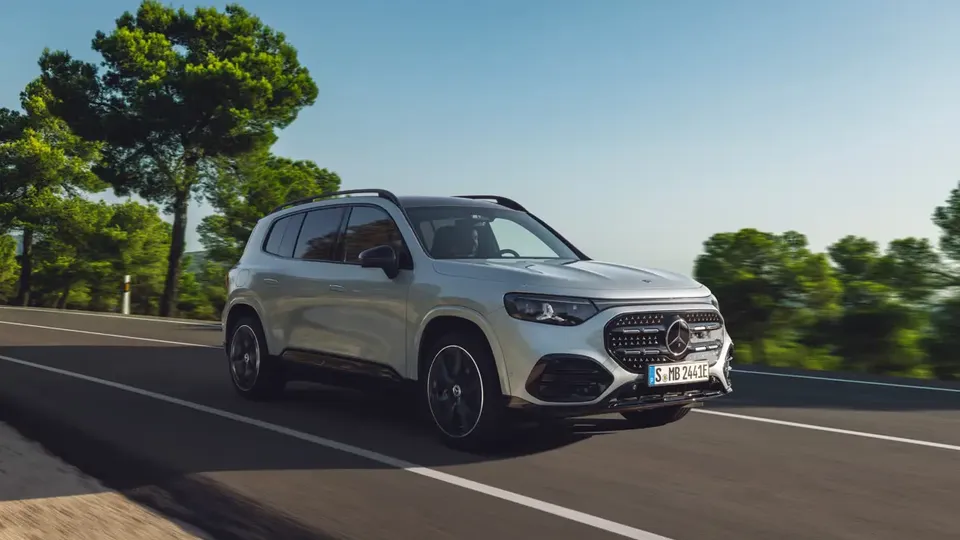 Elettronauti - Mercedes-Benz GLB 250+ - Light Blue - Esterno - Vista anteriore a tre quarti