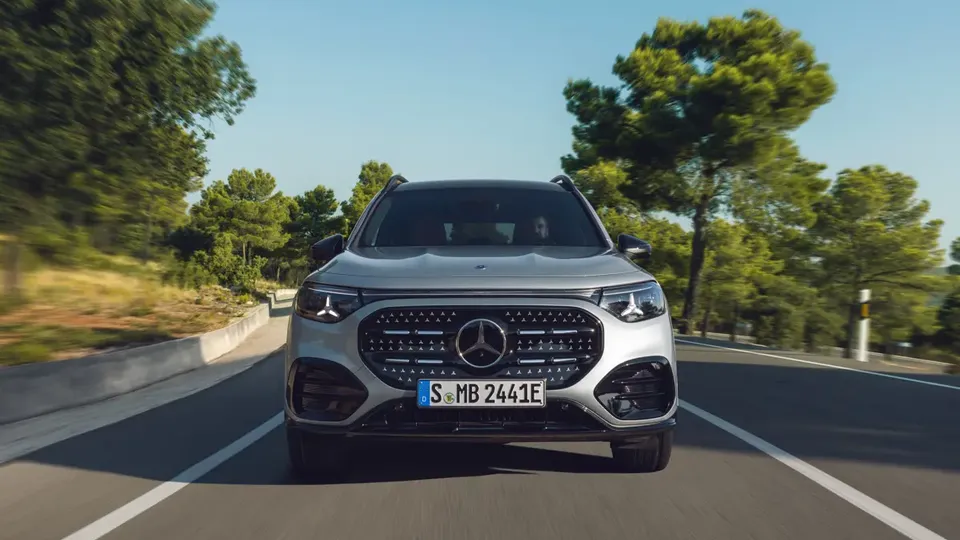 Elettronauti - Mercedes-Benz GLB 250+ - Argento - Esterno - Vista anteriore a tre quarti