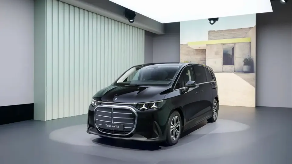 Elettronauti - Mercedes-Benz VLE 300 - Dark Blue - Esterno - Vista anteriore a tre quarti