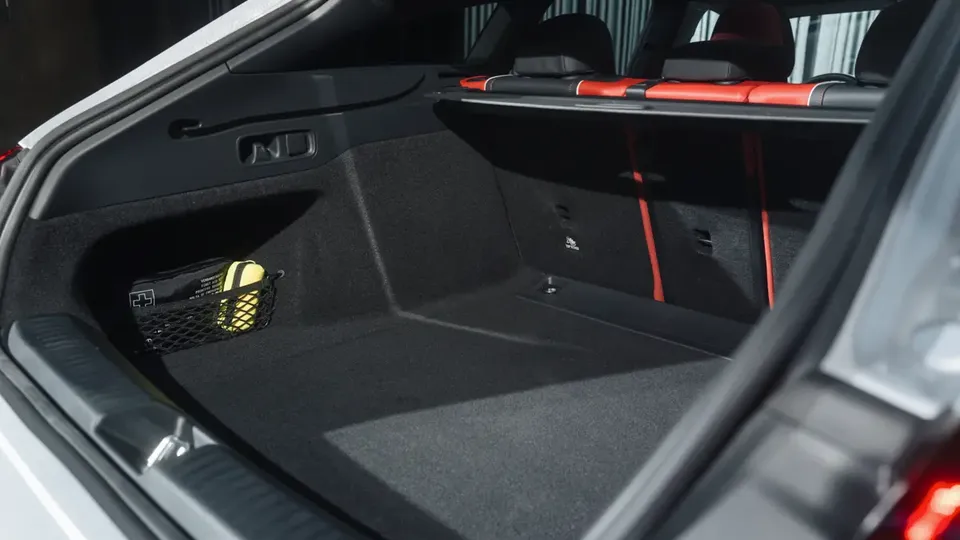 Elettronauti - Mercedes CLA 200 Shooting Brake - Vano di carico - Bagagliaio