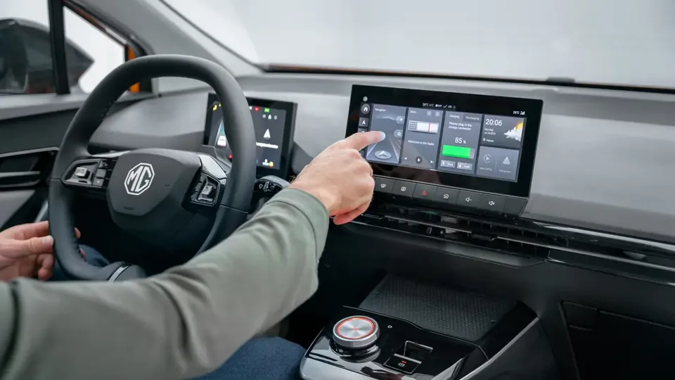 Elettronauti - MG MG4 Electric Long Range - Infotainment - Vista della plancia
