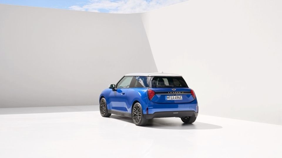 Elettronauti - Mini Cooper E - Blu - Esterno - Vista anteriore a tre quarti