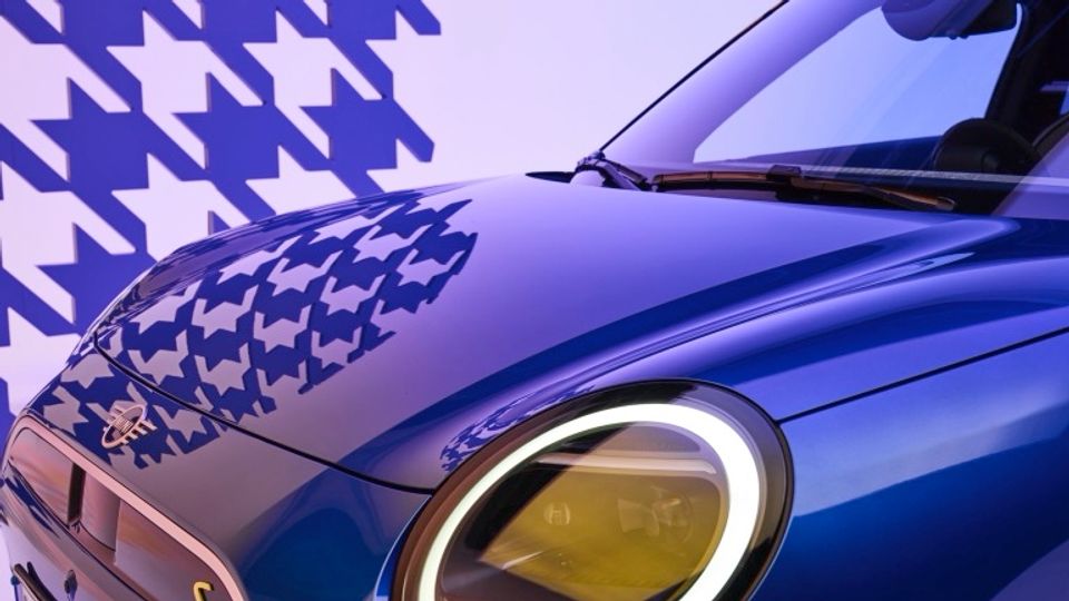 Elettronauti - Mini Cooper E - Blu - Esterno - Vista anteriore a tre quarti