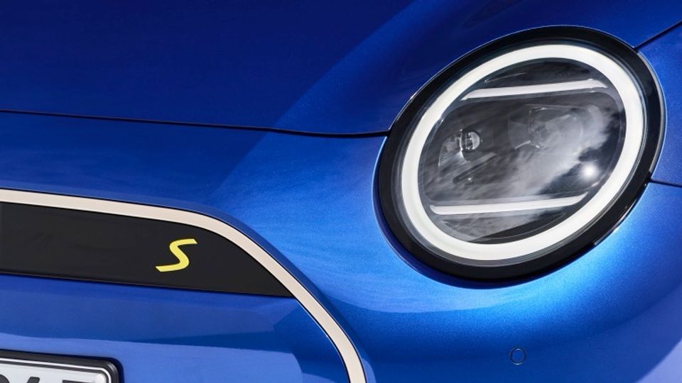 Elettronauti - Mini Cooper E - Blu - Esterno - Vista anteriore a tre quarti