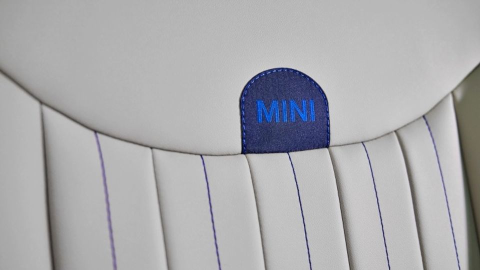 Elettronauti - Mini Cooper E - Giallo - Esterno - Vista anteriore a tre quarti