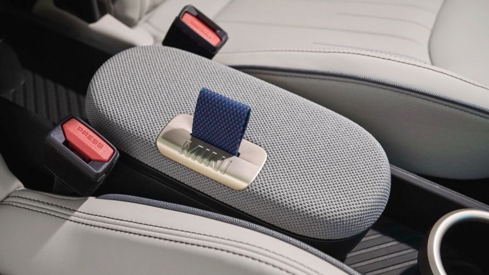 Elettronauti - Mini Cooper E - Giallo - Esterno - Vista anteriore a tre quarti