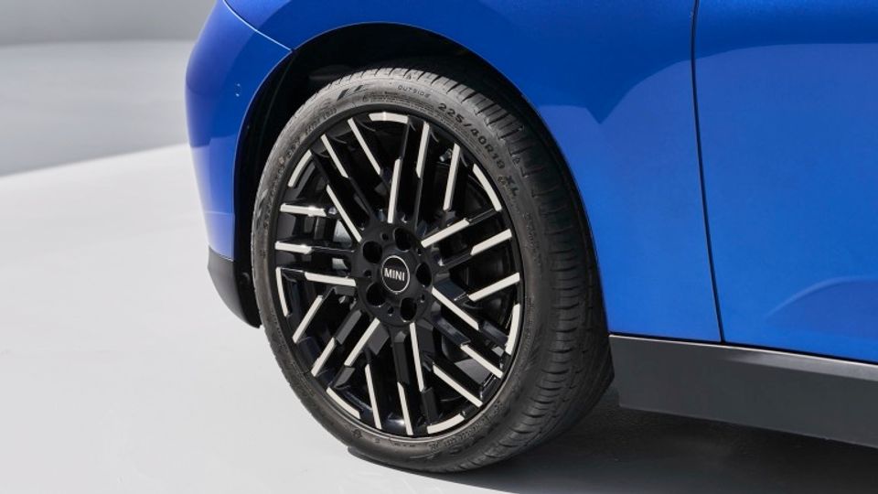 Elettronauti - Mini Cooper E - Giallo - Esterno - Vista anteriore a tre quarti