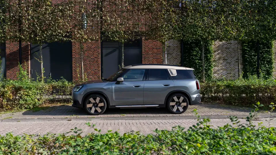 Elettronauti - Mini Countryman E - Verde - Esterno - Vista anteriore a tre quarti
