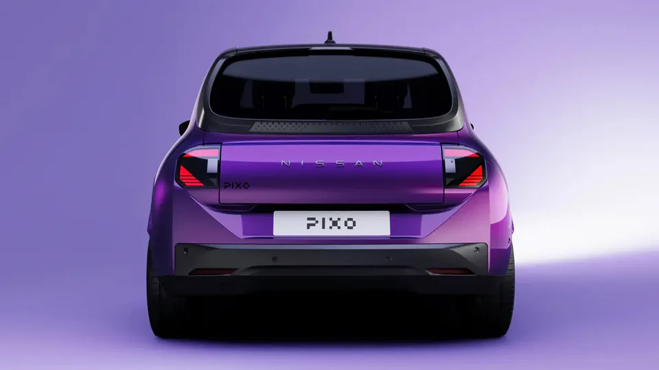Elettronauti - Vista posteriore della Nissan Pixo viola