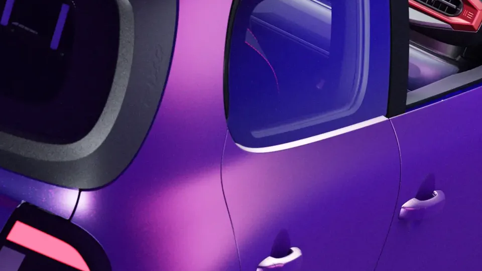 Elettronauti - Dettaglio del fianco posteriore e del fanale della Nissan Pixo viola