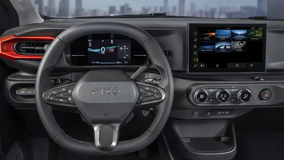 Elettronauti - Plancia con strumenti digitali e display centrale dell'infotainment