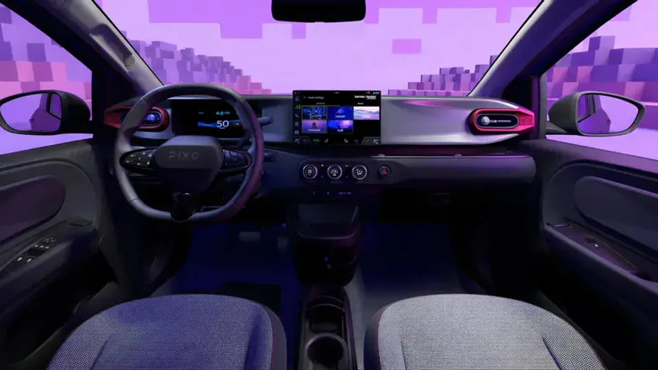 Elettronauti - Plancia e abitacolo anteriore della Nissan Pixo visti dai sedili posteriori