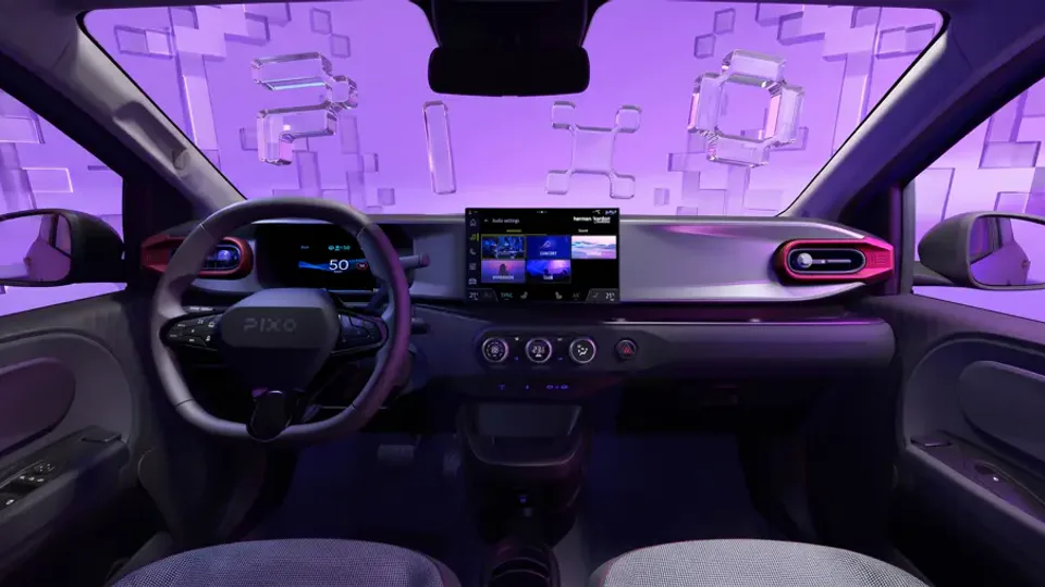 Elettronauti - Plancia e abitacolo anteriore della Nissan Pixo visti dai sedili posteriori