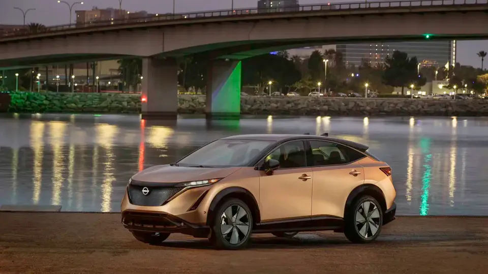 Elettronauti - Nissan Ariya 87kWh - Copper - Esterno - Vista anteriore a tre quarti