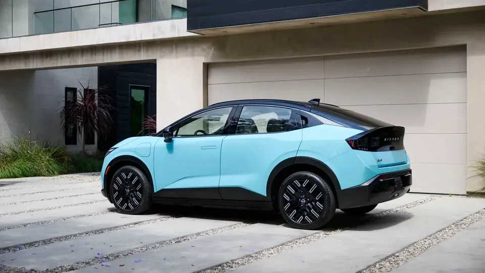 Elettronauti - Nissan Leaf Extended Range - Grigio - Esterno - Vista anteriore a tre quarti