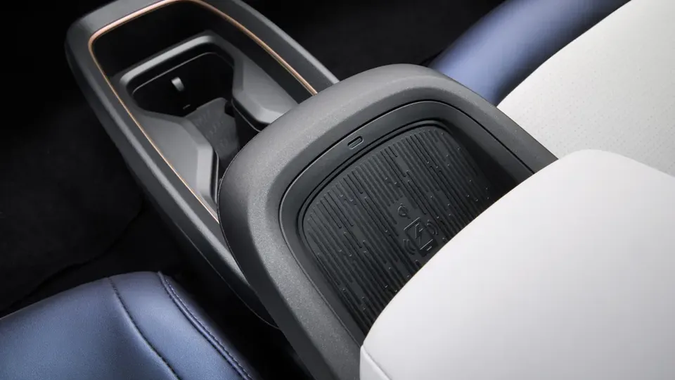Elettronauti - Nissan Leaf Extended Range - Grigio - Esterno - Vista anteriore a tre quarti