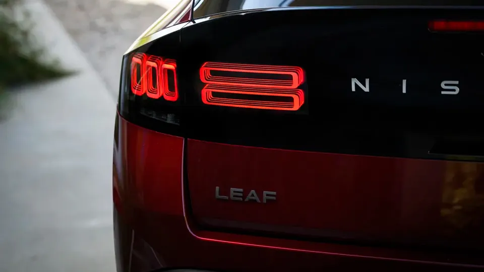 Elettronauti - Nissan Leaf Extended Range - Grigio - Esterno - Vista posteriore