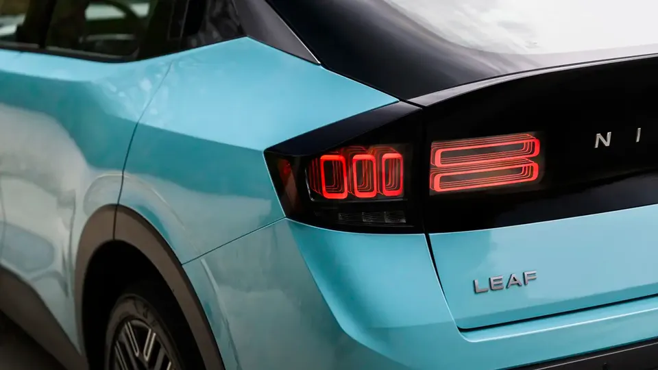 Elettronauti - Nissan Leaf Extended Range - Esterno - Vista posteriore a tre quarti