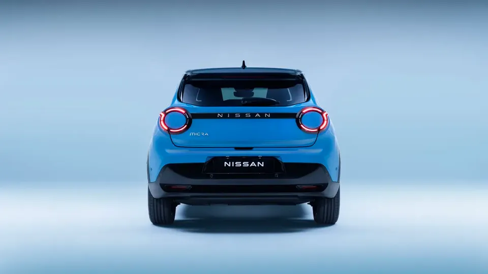 Elettronauti - Nissan Micra Extended Range 52 kWh - Argento - Esterno - Vista anteriore a tre quarti