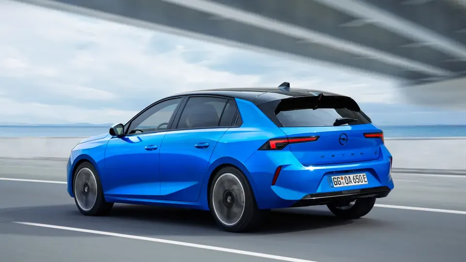 Elettronauti - Opel Astra Electric 54kWh - Grigio - Esterno - Vista anteriore a tre quarti