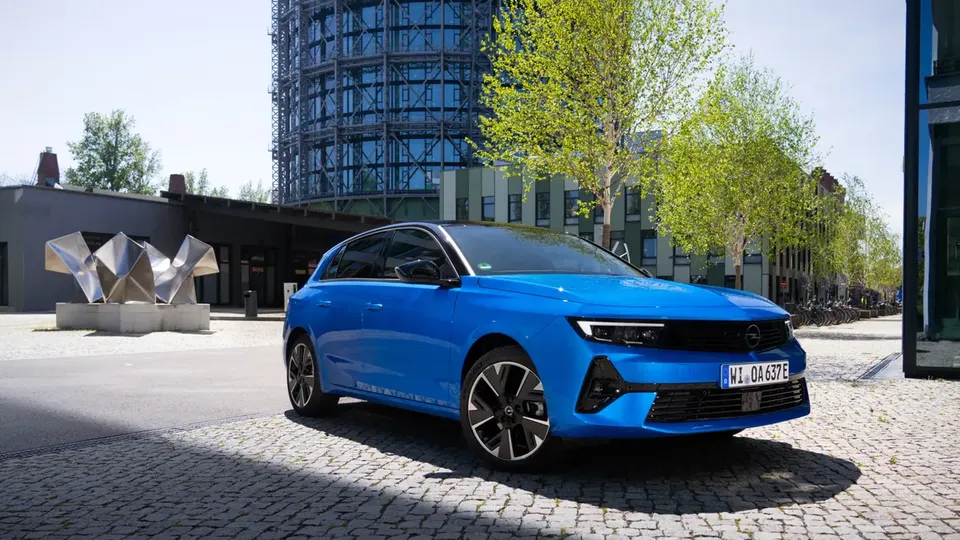 Elettronauti - Opel Astra Electric 54kWh - Argento - Esterno - Vista anteriore a tre quarti