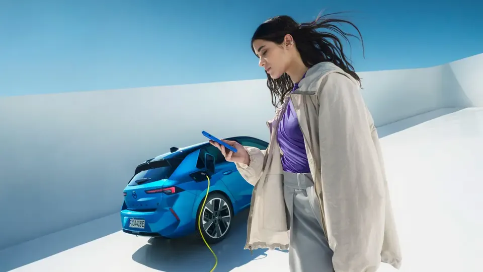 Elettronauti - Opel Astra Electric 54kWh - Bianco - Esterno - Vista anteriore a tre quarti
