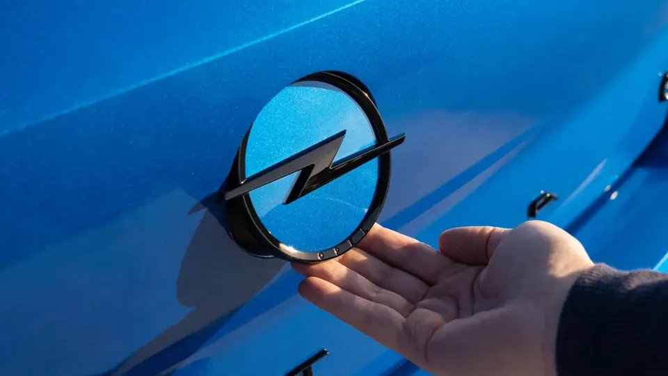 Elettronauti - Opel Astra Electric 54kWh - Bianco - Esterno - Vista anteriore a tre quarti