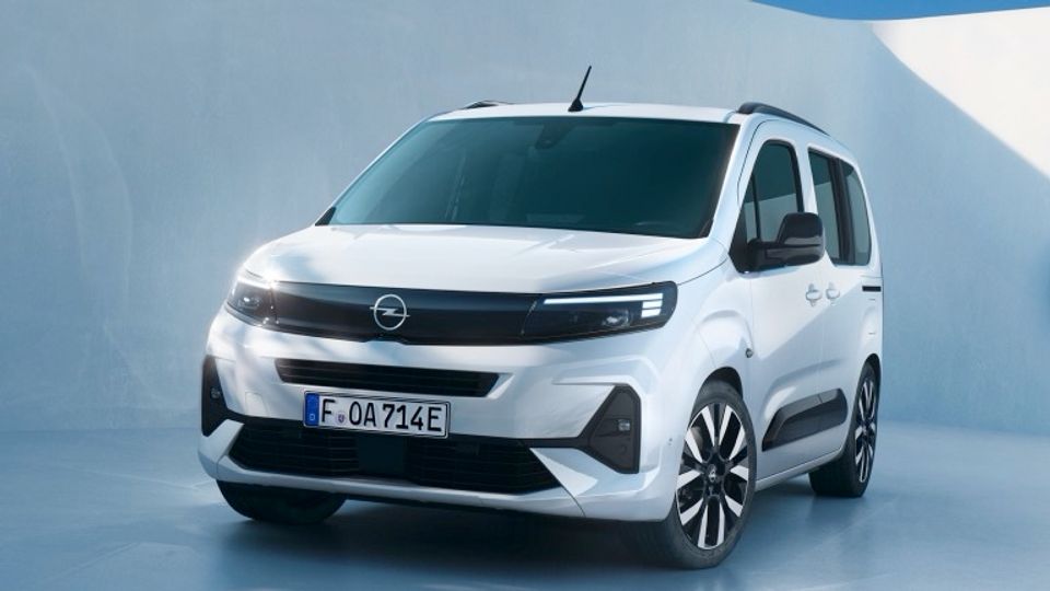 Elettronauti - Opel Combo Electric 50 kWh - Blu - Esterno - Vista anteriore a tre quarti
