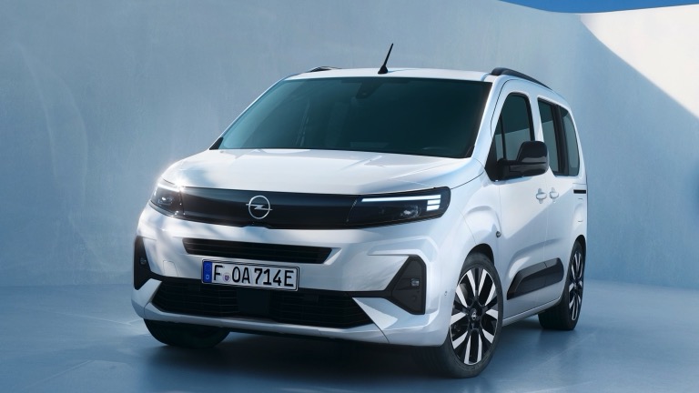 Elettronauti - Opel Combo Electric 50 kWh - Blu - Esterno - Vista anteriore a tre quarti