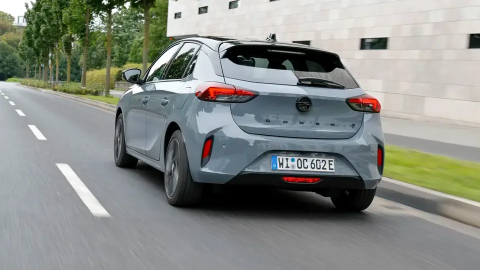 Elettronauti - Opel Corsa Electric 54kWh - Grigio - Esterno - Vista anteriore a tre quarti