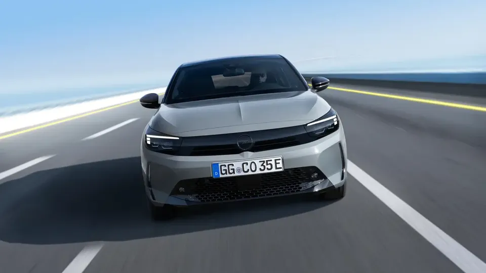Elettronauti - Opel Corsa Electric 54kWh - Bianco - Esterno - Vista anteriore a tre quarti
