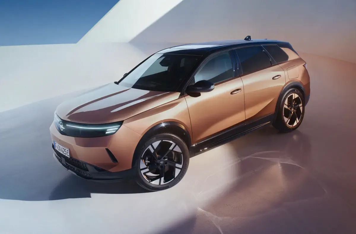 Elettronauti - Opel Grandland 73kWh AWD - Blu - Esterno - Vista anteriore a tre quarti