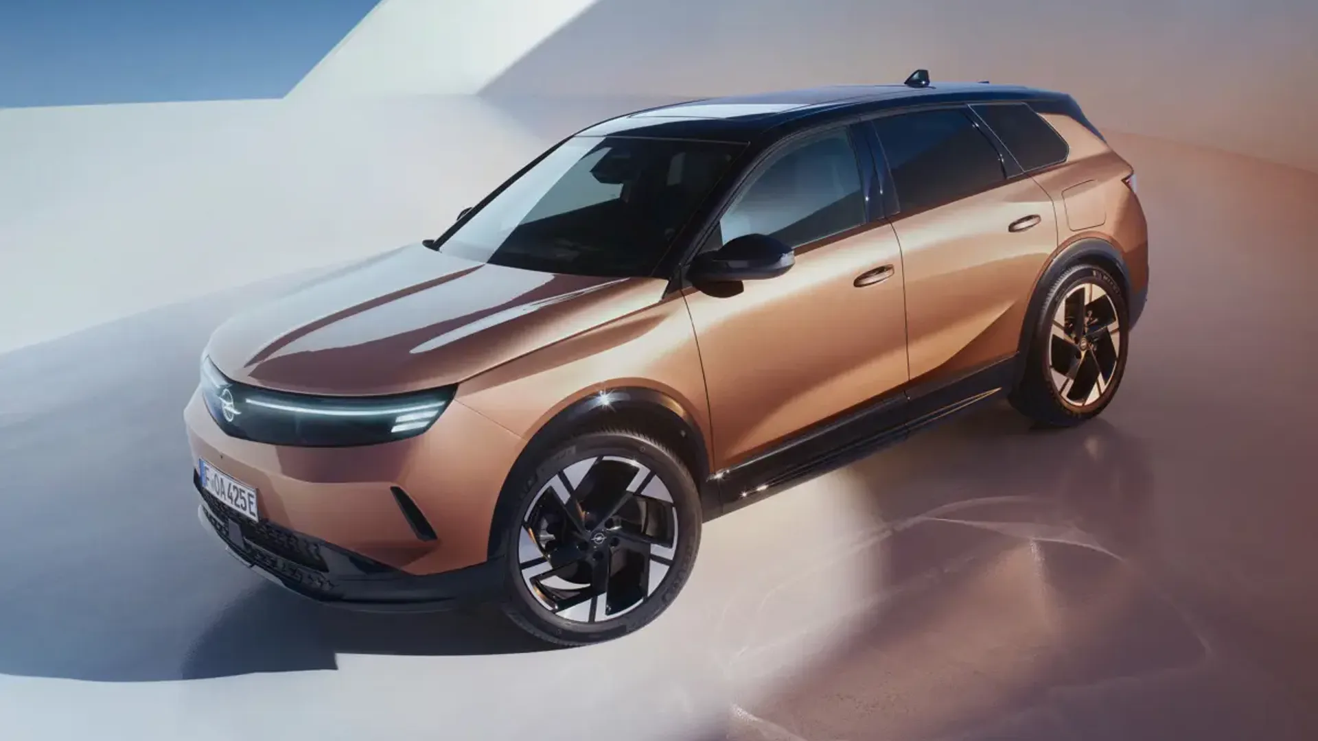 Elettronauti - Opel Grandland Electric 73 kWh FWD - Bronze - Esterno - Vista anteriore a tre quarti