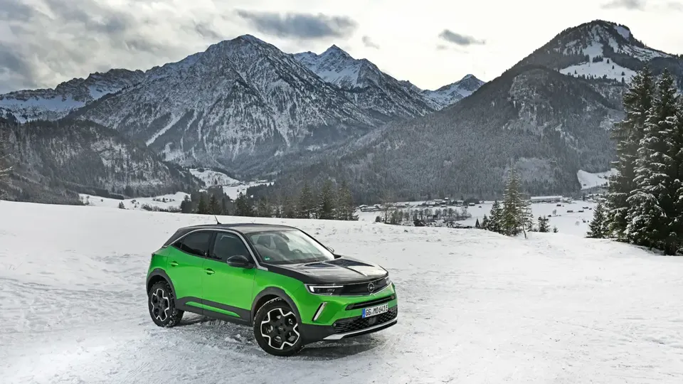 Elettronauti - Opel Mokka Electric - Verde - Esterno - Vista anteriore a tre quarti