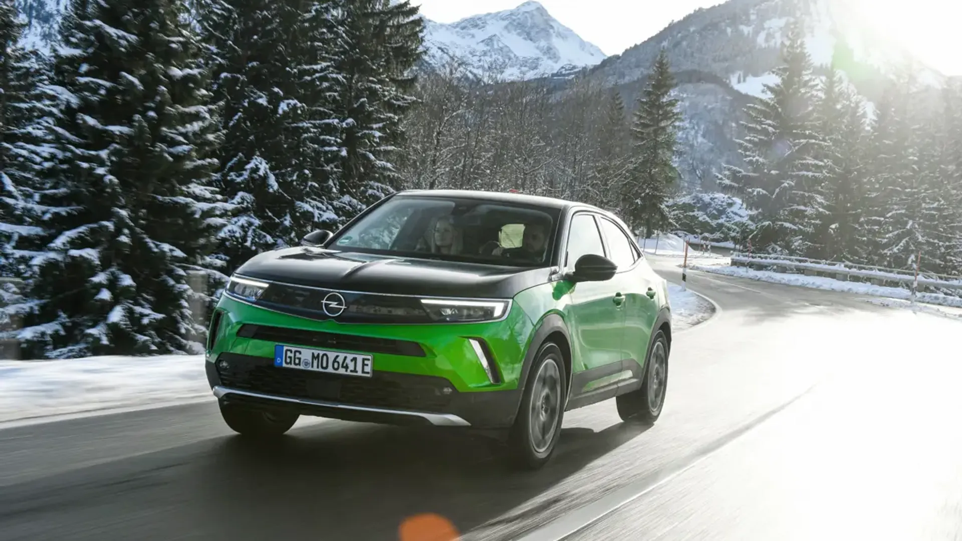 Elettronauti - Opel Mokka Electric - Verde - Esterno - Vista anteriore a tre quarti