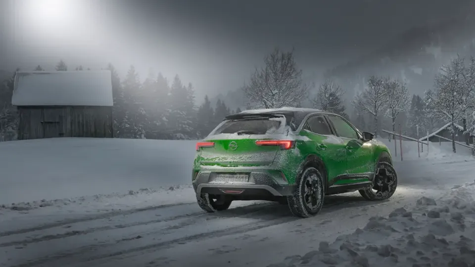 Elettronauti - Opel Mokka Electric - Verde - Esterno - Vista anteriore a tre quarti