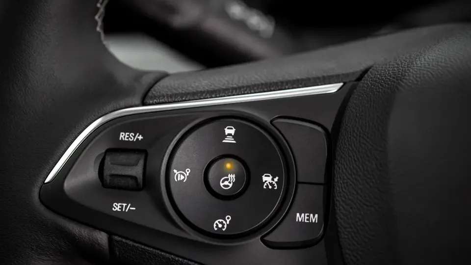 Elettronauti - Opel Mokka Electric - Grigio - Esterno - Vista anteriore a tre quarti